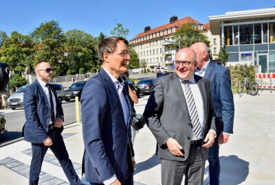 "Persönliche "Bildungslücke" schließen": Karl Lauterbach guckt sich Chemnitz an - Karl Lauterbach guckt sich Chemnitz an. Foto: Steffi Hofmann