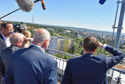 "Persönliche "Bildungslücke" schließen": Karl Lauterbach guckt sich Chemnitz an - Karl Lauterbach guckt sich Chemnitz an. Foto: Steffi Hofmann