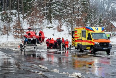 Person unter Baum eingeklemmt: Großeinsatz im Zittauer Gebirge - Gegen 13 Uhr kam es im Zittauer Gebirge zu einem Grosseinsatz von Feuerwehr, Rettungsdienst, Luftrettung, Bergwacht und Polizei. Fotos:xcitepress/Thomas Baier