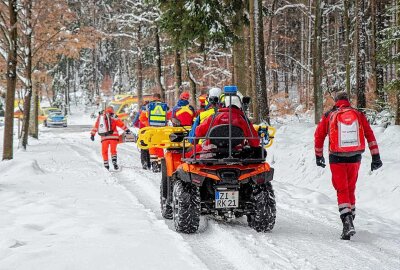 Person unter Baum eingeklemmt: Großeinsatz im Zittauer Gebirge - Gegen 13 Uhr kam es im Zittauer Gebirge zu einem Grosseinsatz von Feuerwehr, Rettungsdienst, Luftrettung, Bergwacht und Polizei. Fotos:xcitepress/Thomas Baier