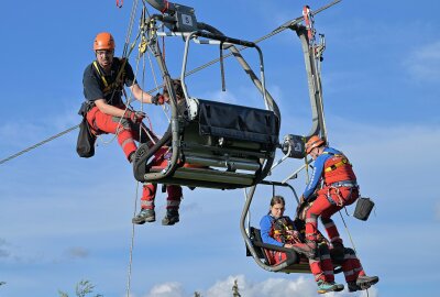 Personensuche und Rettung: Bergung am Skilift gehörte dazu - Die Bergwacht Carlsfeld hat in Eibenstock ein Ausbildungswochenende durchgeführt und unter anderem die Bergung am Skilift trainiert. Foto: Ralf Wendland