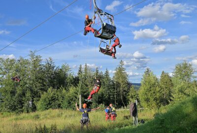 Personensuche und Rettung: Bergung am Skilift gehörte dazu - Die Bergwacht Carlsfeld hat in Eibenstock ein Ausbildungswochenende durchgeführt und unter anderem die Bergung am Skilift trainiert. Foto: Ralf Wendland