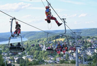 Personensuche und Rettung: Bergung am Skilift gehörte dazu - Die Bergwacht Carlsfeld hat in Eibenstock ein Ausbildungswochenende durchgeführt und unter anderem die Bergung am Skilift trainiert. Foto: Ralf Wendland