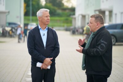 Peter Kloeppel über die Flüchtlingskrise: "Natürlich sind viele Menschen hierzulande frustriert" - "Viele Städte und Gemeinden sind tatsächlich an der Belastungsgrenze angekommen": Für seine Reportage sprach Peter Kloeppel (links) unter anderem mit Politikern wie Matthias Schimpf (Grüne, Kreisbeigeordneter im Kreis Bergstraße).
