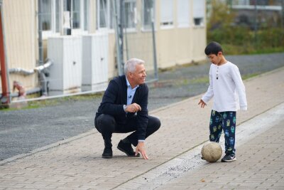 Peter Kloeppel über die Flüchtlingskrise: "Natürlich sind viele Menschen hierzulande frustriert" - "Wenn Geflüchtete hier ankommen und ein Dach welcher Art auch immer über dem Kopf haben, sind sie erst mal erleichtert": In einer Unterkunft für geflüchtete Menschen sprach Peter Kloeppel (links) auch mit den Betroffenen selbst.