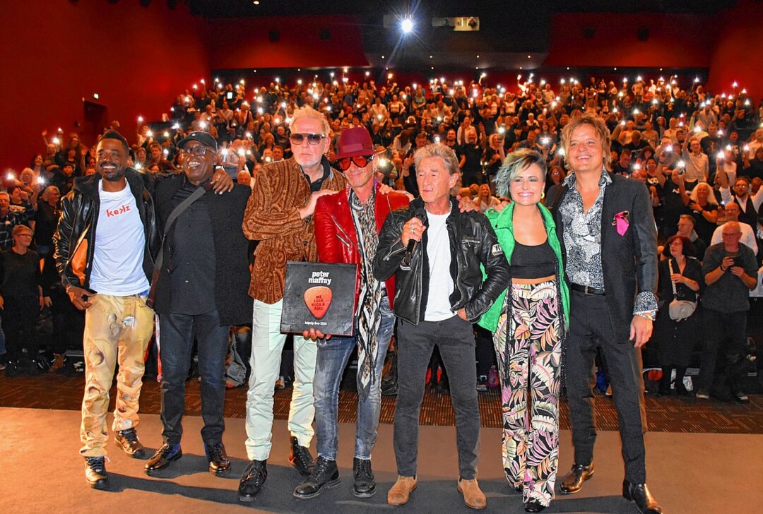 Peter Maffay und das letzte Mal: Riesiger Andrang bei Premiere zum finalen Tourfinale - Am Donnerstag waren Peter Maffay und seine Band im Cine Star Leipzig zu Gast. Foto: Maik Bohn