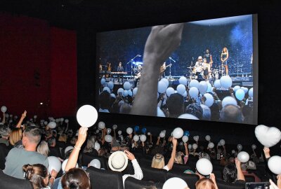 Peter Maffay und das letzte Mal: Riesiger Andrang bei Premiere zum finalen Tourfinale - Fans mit Luftballons bei dem Lied "Eiszeit". Foto: Maik Bohn