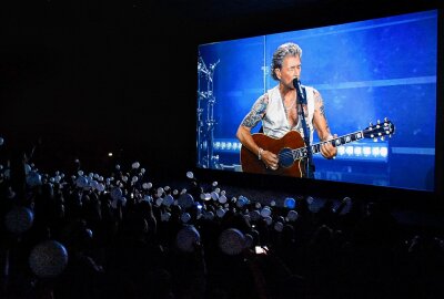 Peter Maffay und das letzte Mal: Riesiger Andrang bei Premiere zum finalen Tourfinale - Peter Maffay auf der Kinoleinwand. Foto: Maik Bohn