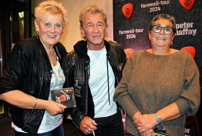 Peter Maffay und das letzte Mal: Riesiger Andrang bei Premiere zum finalen Tourfinale - Maffay mit Fans aus Weißenfels: Martina und Sigrun trafen ihr Idol. Foto: Maik Bohn