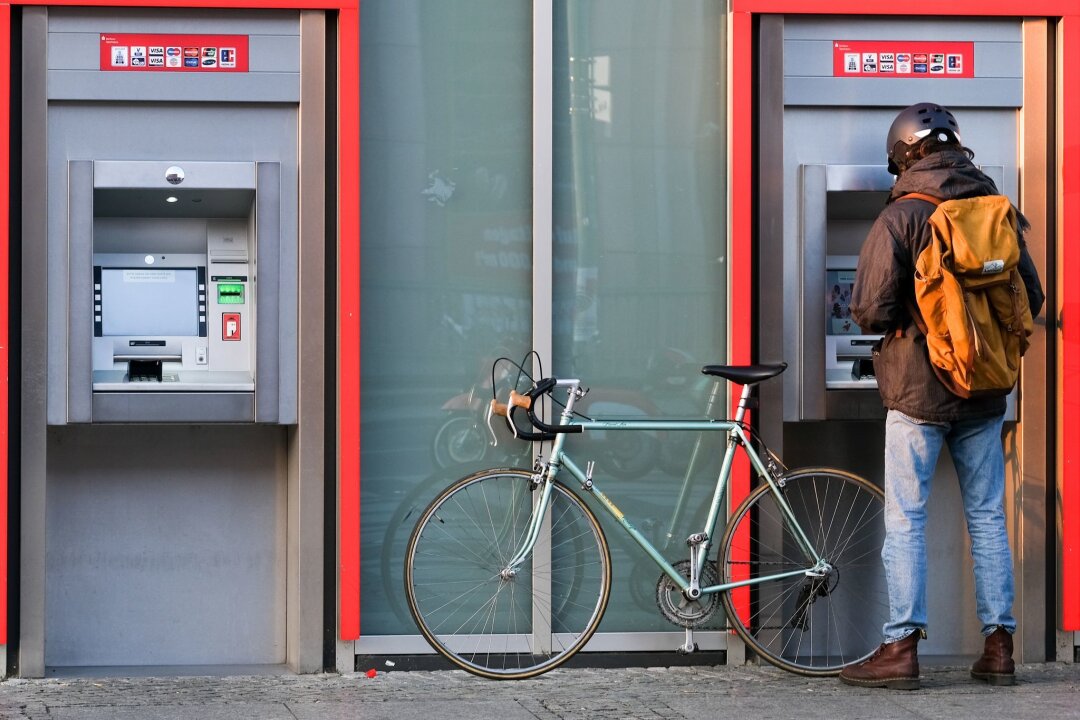 Pfändungsschutzkonto: 6 Fakten, die Sie kennen sollten - Kommt kein Geld mehr aus dem Automaten, weil Ihnen das Konto gepfändet wurde? Spätestens jetzt wäre es sinnvoll, über ein Pfändungsschutzkonto nachzudenken.