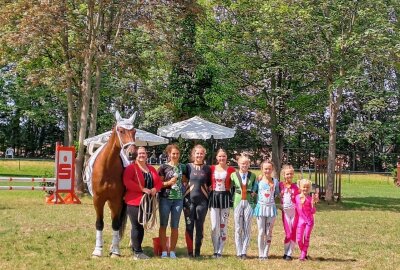 Pferde-Faszination am Gemeindewald in Limbach-Oberfrohna - Artistik auf dem Pferde zeigten zwei Vereine beim Themenvolitigieren. Schon ganz kleine Kinder präsentierten dabei anspruchsvolle Kunststücke auf dem Pferd.