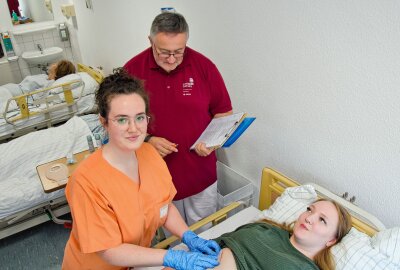 Pflegeweltmeisterschaft in Lyon: Chemnitzerin tritt für Deutschland an - Anna Telle bereitet sich aktuell auf die Weltmeisterschaft vor. Im Hintergrund schaut ihr der Bundestrainer Marcus Rasim über die Schulter. Foto: Rico Hinkel