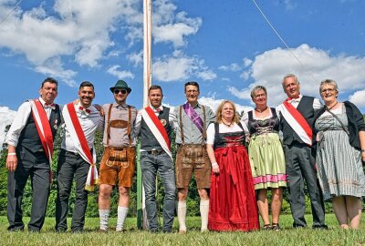 Photovoltaik-Monteur steht im Lichte des Schützenkönigs - Der spätere Schützenkönig Felix Säuberlich, zweiter von links, beim Sratfoto der Bewerber. Foto: Christof Heyden