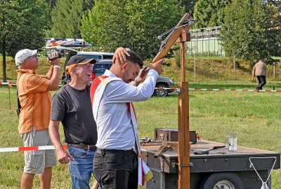 Photovoltaik-Monteur steht im Lichte des Schützenkönigs - Getroffen: der neue Schützenkönig Felix Säuberlich mit seiner ersten Reaktion. Foto: Christof Heyden