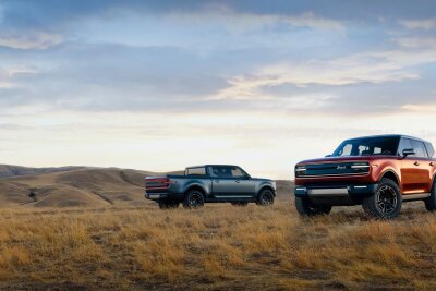 Pick-up und SUV: Scout kehrt mit zwei Modellen zurück - Mit robuster Karosserie und Allradantrieb: Scout verbaut im Pick-up Terra (l) und im SUV Traveler (r) zwei E-Motoren, die zusammen einen Sprint von 0 auf 100 km/h in weniger als 3,5 Sekunden ermöglichen sollen.