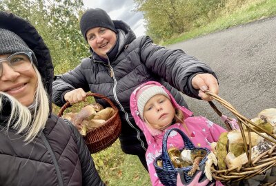 Pilzschwemme in Sachsen: Nach Fund im Erzgebirge nächster Riesenpilz entdeckt - Sylvia zusammen mit ihrer Mutter Ilona und ihrer Tochter Stella bei Pilzesammeln. Foto: Sylvia Schmidt/privat