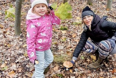 Pilzschwemme in Sachsen: Nach Fund im Erzgebirge nächster Riesenpilz entdeckt - Sylvia zusammen mit ihrer Tochter Stella beim Pilzesammeln. Foto: Sylvia Schmidt/privat