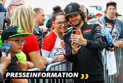 Pitwalk, Party, packende Action: Motorrad Grand Prix auf dem Sachsenring in den Startlöchern - Pitwalk und BplusL Charity-Run erneut mit vielen Besuchern. Foto: Motorrad Grand Prix Deutschland