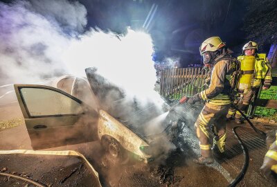 PKW-Brand auf A4-Zubringer: Längere Straßensperrung - Am Freitagabend gegen 19.15 Uhr auf der Limbacher Straße in Wüstenbrand brannte ein PKW Renault. Foto: Andreas Kretschel