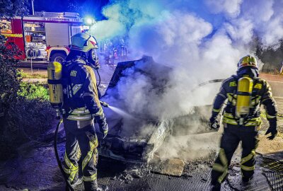 PKW-Brand auf A4-Zubringer: Längere Straßensperrung - Am Freitagabend gegen 19.15 Uhr auf der Limbacher Straße in Wüstenbrand brannte ein PKW Renault. Foto: Andreas Kretschel