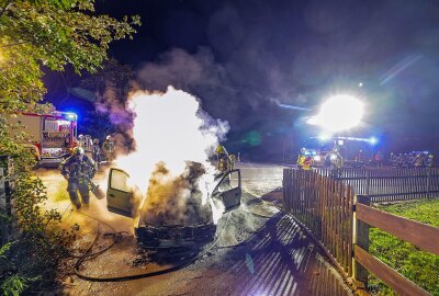 PKW-Brand auf A4-Zubringer: Längere Straßensperrung - Beim Eintreffen der Feuerwehren standen Flammen im kompletten Motorraum. Foto: Andreas Kretschel