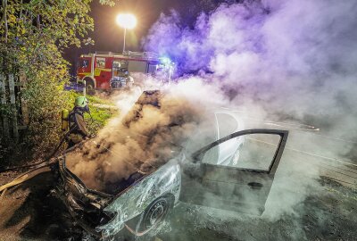 PKW-Brand auf A4-Zubringer: Längere Straßensperrung - Beim Eintreffen der Feuerwehren standen Flammen im kompletten Motorraum. Foto: Andreas Kretschel