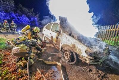 PKW-Brand auf A4-Zubringer: Längere Straßensperrung - Der Fahrer des PKW bemerkte das Feuer und fuhr noch in eine Grundstückseinfahrt bevor die Flammen aus dem Fahrzeug schlugen. Foto: Andreas Kretschel