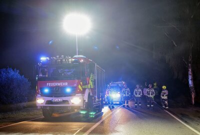 PKW-Brand auf A4-Zubringer: Längere Straßensperrung - Der Fahrer des PKW bemerkte das Feuer und fuhr noch in eine Grundstückseinfahrt bevor die Flammen aus dem Fahrzeug schlugen. Foto: Andreas Kretschel