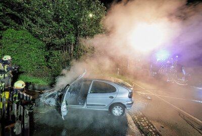 PKW-Brand auf A4-Zubringer: Längere Straßensperrung - Der Autobahnzubringer zwischen der A4 und Oberlungwitz musste kurz nach dem Ortseingang in beide Richtungen für einen längeren Zeitraum voll gesperrt werden. Foto: Andreas Kretschel