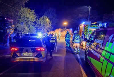 PKW-Brand auf A4-Zubringer: Längere Straßensperrung - Der Autobahnzubringer zwischen der A4 und Oberlungwitz musste kurz nach dem Ortseingang in beide Richtungen für einen längeren Zeitraum voll gesperrt werden. Foto: Andreas Kretschel