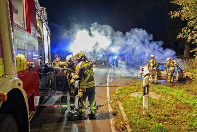 PKW-Brand auf A4-Zubringer: Längere Straßensperrung - Der Autobahnzubringer zwischen der A4 und Oberlungwitz musste kurz nach dem Ortseingang in beide Richtungen für einen längeren Zeitraum voll gesperrt werden. Foto: Andreas Kretschel