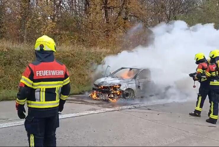 PKW-Brand auf der A4 bei Chemnitz: Technischer Defekt führt zu Vollsperrung - PKW-Brand auf der A4: Zwischen Chemnitz Ost und Frankenberg stand am Mittwochmittag ein Fahrzeug in Flammen.