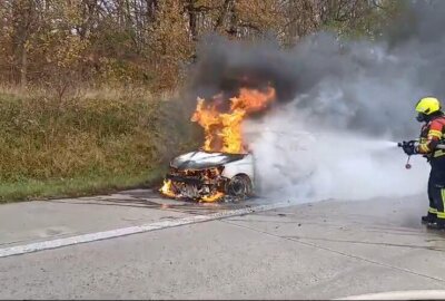 PKW-Brand auf der A4 bei Chemnitz: Technischer Defekt führt zu Vollsperrung - PKW-Brand auf der A4: Zwischen Chemnitz Ost und Frankenberg stand am Mittwochmittag ein Fahrzeug in Flammen.