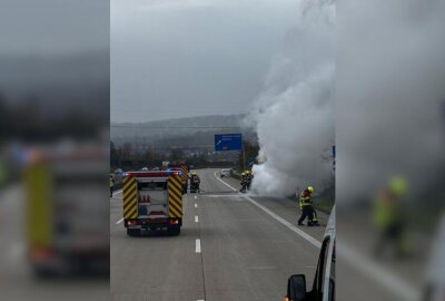 PKW-Brand auf der A4 bei Chemnitz: Technischer Defekt führt zu Vollsperrung - PKW-Brand auf der A4: Zwischen Chemnitz Ost und Frankenberg stand am Mittwochmittag ein Fahrzeug in Flammen.