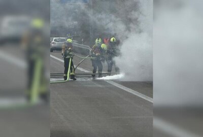 PKW-Brand auf der A4 bei Chemnitz: Technischer Defekt führt zu Vollsperrung - PKW-Brand auf der A4: Zwischen Chemnitz Ost und Frankenberg stand am Mittwochmittag ein Fahrzeug in Flammen.