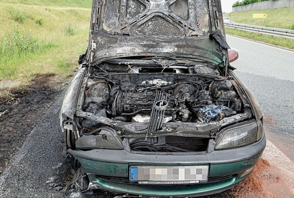 PKW-Brand auf der B174: Vier Personen durch Rauchgas verletzt - Am Sonntagnachmittag hat auf der B174 ein Auto gebrannt. Foto: Jan Härtel