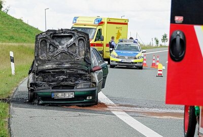 PKW-Brand auf der B174: Vier Personen durch Rauchgas verletzt - Am Sonntagnachmittag hat auf der B174 ein Auto gebrannt. Foto: Jan Härtel