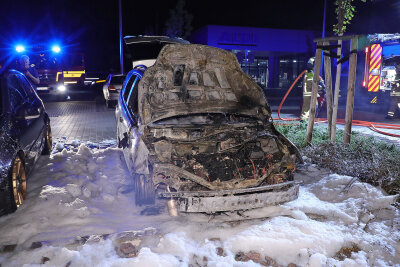 In Dresden kam es zu einem PKW Brand auf einem Parkplatz eines Supermarktes. Foto: Roland Halkasch