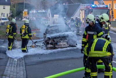 PKW-Brand in Naundorf: Feuerwehr im Einsatz - PKW Brand in Naundorf. Die Feuerwehr im Einsatz. Foto: Marcel Schlenkrich