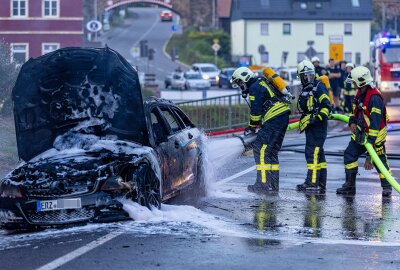 PKW-Brand in Naundorf: Feuerwehr im Einsatz - PKW Brand in Naundorf. Die Feuerwehr im Einsatz. Foto: Marcel Schlenkrich