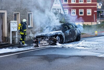 PKW-Brand in Naundorf: Feuerwehr im Einsatz - PKW Brand in Naundorf. Die Feuerwehr im Einsatz. Foto: Marcel Schlenkrich