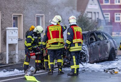 PKW-Brand in Naundorf: Feuerwehr im Einsatz - PKW Brand in Naundorf. Die Feuerwehr im Einsatz. Foto: Marcel Schlenkrich