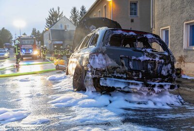 PKW-Brand in Naundorf: Feuerwehr im Einsatz - PKW Brand in Naundorf. Die Feuerwehr im Einsatz. Foto: Marcel Schlenkrich