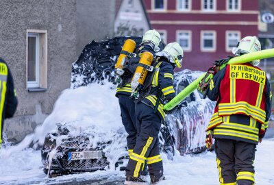 PKW-Brand in Naundorf: Feuerwehr im Einsatz - PKW Brand in Naundorf. Die Feuerwehr im Einsatz. Foto: Marcel Schlenkrich