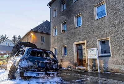 PKW-Brand in Naundorf: Feuerwehr im Einsatz - PKW Brand in Naundorf. Die Feuerwehr im Einsatz. Foto: Marcel Schlenkrich