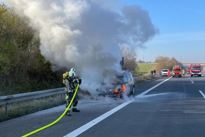 PKW-Brand und Folgeunfall auf der A4: Skoda Roomster in Flammen, Verkehrsunfall verursacht Stau - Am Sonntagvormittag  kam es gegen 10 Uhr auf der A 4 zu einem PKW-Brand. 