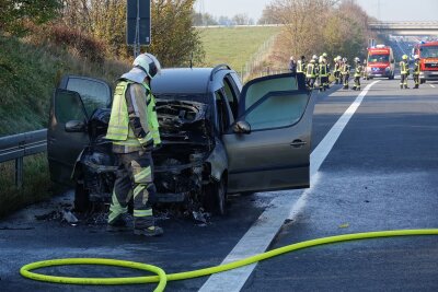 PKW-Brand und Folgeunfall auf der A4: Skoda Roomster in Flammen, Verkehrsunfall verursacht Stau - Zwischen der Raststätte "Dresdner Tor" und dem AD Dresden-West war während der Fahrt ein PKW Skoda Roomster in Brand geraten.