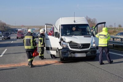 PKW-Brand und Folgeunfall auf der A4: Skoda Roomster in Flammen, Verkehrsunfall verursacht Stau - Noch während des Einsatzes kam es an der Einsatzstelle zu einem Verkehrsunfall.