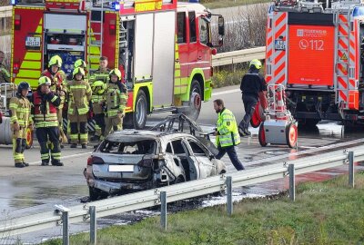 PKW brennt vollständig auf Autobahn aus: Feuerwehr im Einsatz - Die Brandursache ist derzeit noch unklar.  Foto: xcitepress