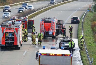 PKW brennt vollständig auf Autobahn aus: Feuerwehr im Einsatz - Vor Ort brannte ein PKW vollständig aus. Foto: xcitepress